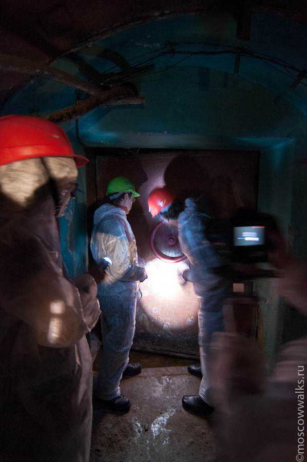Bunker anti-nuclear vira casa de festas na Russia bunker42002-13