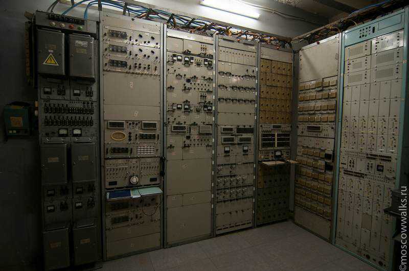Bunker anti-nuclear vira casa de festas na Russia bunker42002-27