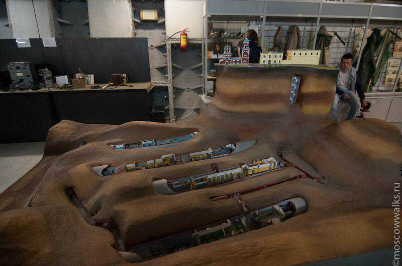 Bunker anti-nuclear vira casa de festas na Russia bunker42002-30