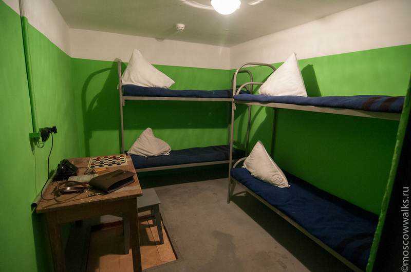 Bunker anti-nuclear vira casa de festas na Russia bunker42002-8