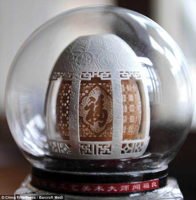 Escultura no ovo f8074fe7e4a941262a5ba7f0e0beece6