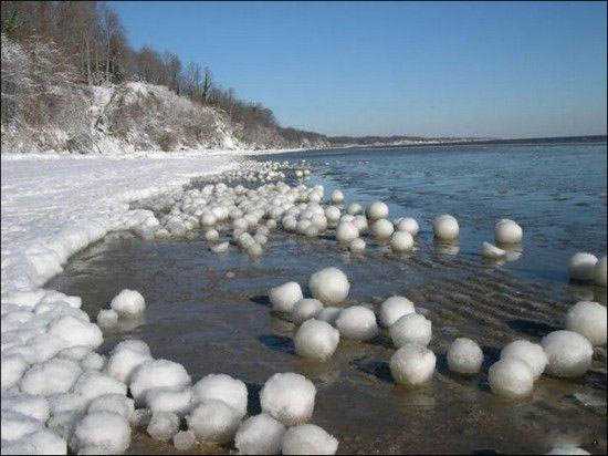 Foto Gump do dia: As misteriosas bolas de neve no lago Michigan ice_balls_michigan_Funzug.org_01-726728 (1)