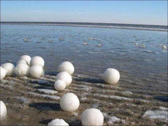 Foto Gump do dia: As misteriosas bolas de neve no lago Michigan ice_balls_michigan_Funzug.org_02-728257