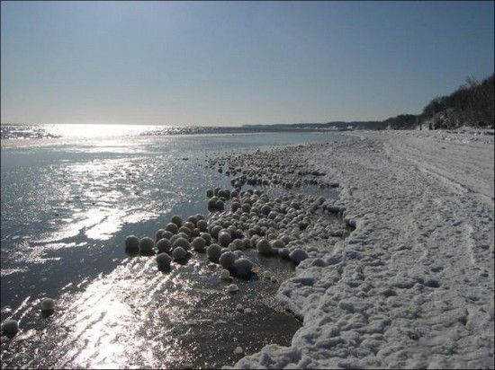 Foto Gump do dia: As misteriosas bolas de neve no lago Michigan ice_balls_michigan_Funzug.org_03-730455