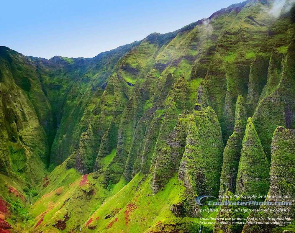 Foto Gump do Dia: Praia de Honopu no Kauai sheer, rugged Cathedral cliffs of Honopu Valley, Na Pali coast, Kauai, Hawaii, USA
