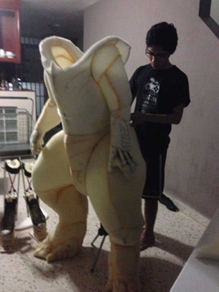 Como virar o Godzilla Detalhe das mãos e garras do traje