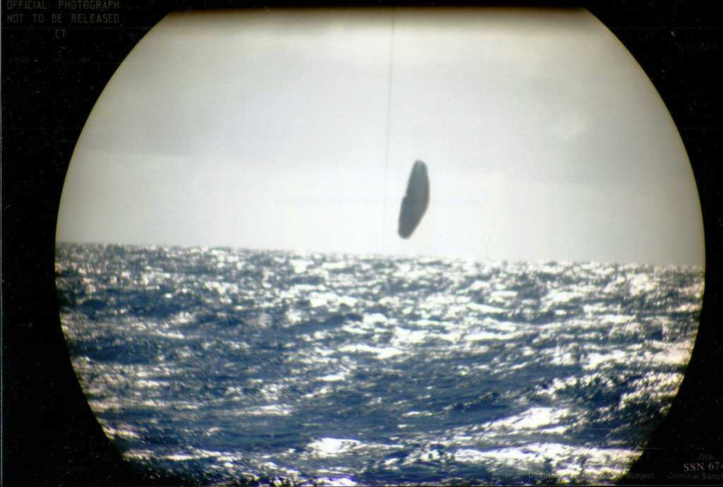 Bizarras fotos de dois ufos feitas por um submarino nos anos 70 Original-scan-photos-of-submarine-USS-trepang-3-1