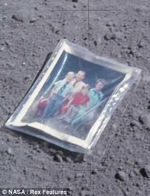 Foto Gump do dia: A foto de família na lua article-0-1787326D000005DC-570_306x398
