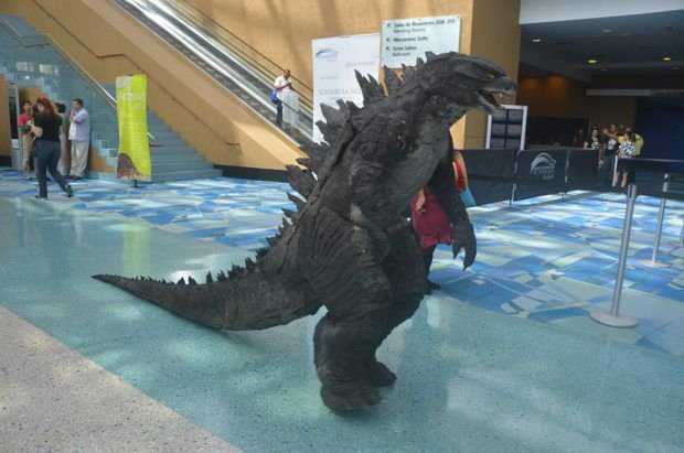 Como virar o Godzilla Cosplay Godzilla completo visto de frente