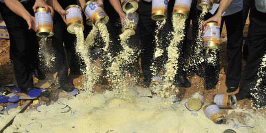 Do camarão com gelatina ao leite com tinta - 10 escândalos alimentares na China melamine-milk