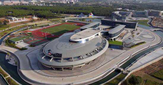Chinês milionário constrói escritório com a forma da Enterprise star-trek-building-550x287
