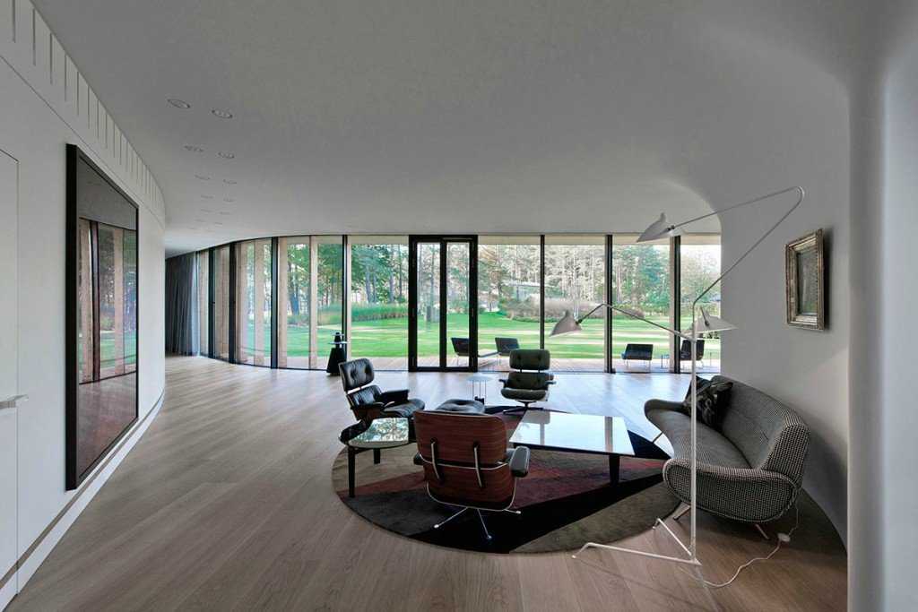 Casas espetaculares onde você moraria fácil 10 Interior luminoso com vista para a natureza
