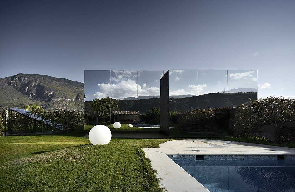 Casas espetaculares onde você moraria fácil 8 Interior amplo com iluminação natural e decoração clean