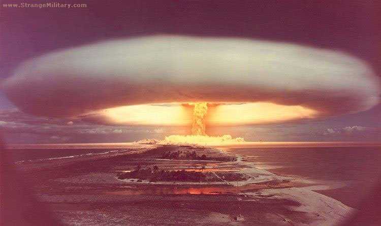 Sobre bikinis, aliens, astronautas, gênios e explosões atômicas Teste nuclear no atol de Bikini