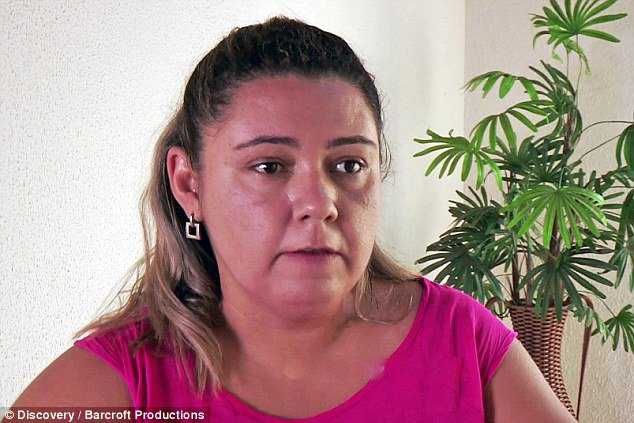 O bizarro caso da mulher que está chorando cristais há 20 anos! 2B1CD57200000578-3185735-image-a-14_1438767732194