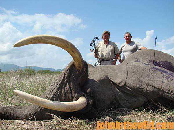 Caçador: O pior do lixo humano Adrian-Erickson-and-His-Most-Scary-Elephant-Hunt-16