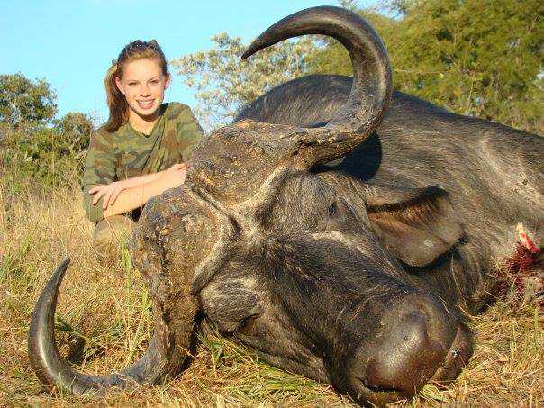 Caçador: O pior do lixo humano A teenage hunter from Texas has sparked outrage on Facebook by posting pictures of herself posing with animals she has hunted and killed in Africa. Nearly 40,000 people have signed a petition asking the social media website to remove numerous photos posted by 19-year-old Kendall Jones, according to The Huffington Post. The photos show Jones with dead or tranquilized African animals she had hunted, including a lion, rhino, antelope, leopard, elephant, zebra and hippopotamus. The petition reads: "For the sake of all animals, especially the animals in the African region ¿ where hunters are going for gun just to kill an animal! Some people have been reporting the pages lately but it seems Facebook is not concerned about what Kendall Jones is promoting in her page." The photos show Jones with a big smile as she strikes poses next to the downed animals. In addition to the pictures, Jones typically writes a short description to inform users about the context of the photo.