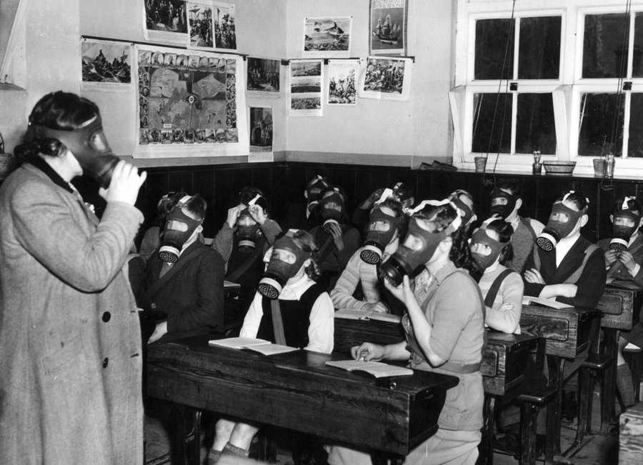 Sobre bikinis, aliens, astronautas, gênios e explosões atômicas gasmasks_custom-049926329f1bfa92cd03df6ab6d256b85a9a4e25-s900-c85
