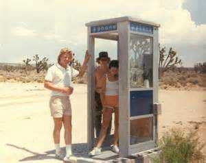 Um telefone no meio do deserto O telefone no meio do deserto