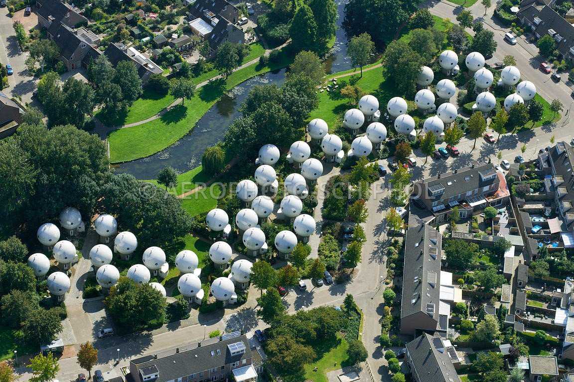 Foto gump do dia: Esferas 's Hertogenbosch, Nederland, 27 aug 2014 De Bolwoningen zijn de laatste woningen die werden betaald uit de subsidies voor experimenteel bouwen, zoals die in 1968 werden ingesteld. De vijftig woningen werden eind jaren 1970 ontworpen door Dries Kreijkamp en gebouwd in de Maaspoort te 's-Hertogenbosch in de jaren 1980. De bijna buitenaardse vormen worden nog eens extra benadrukt doordat ze aan de rand van een gewone nieuwbouwwijk staan foto: Marco van Middelkoop/Aerophoto-Schiphol?
