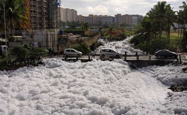 A espuma de poluição da Índia que é tão tóxica que pode até pegar fogo Bellandur-toxic-foam