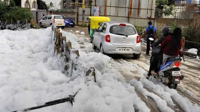 A espuma de poluição da Índia que é tão tóxica que pode até pegar fogo Bellandur-toxic-foam2
