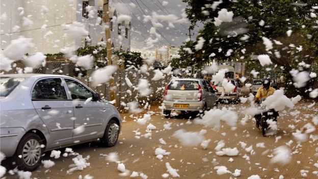 A espuma de poluição da Índia que é tão tóxica que pode até pegar fogo Bellandur-toxic-foam3