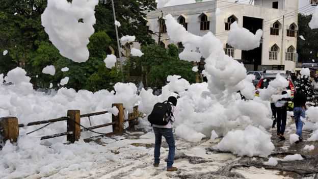 A espuma de poluição da Índia que é tão tóxica que pode até pegar fogo Bellandur-toxic-foam4