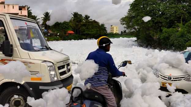 A espuma de poluição da Índia que é tão tóxica que pode até pegar fogo Bellandur-toxic-foam5
