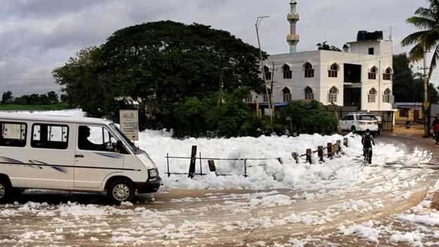 A espuma de poluição da Índia que é tão tóxica que pode até pegar fogo Bellandur-toxic-foam6