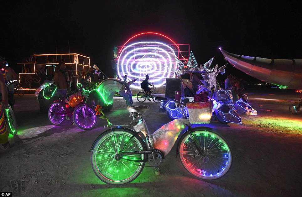O incrível festival Burning Man article-0-20D5773C00000578-705_964x630