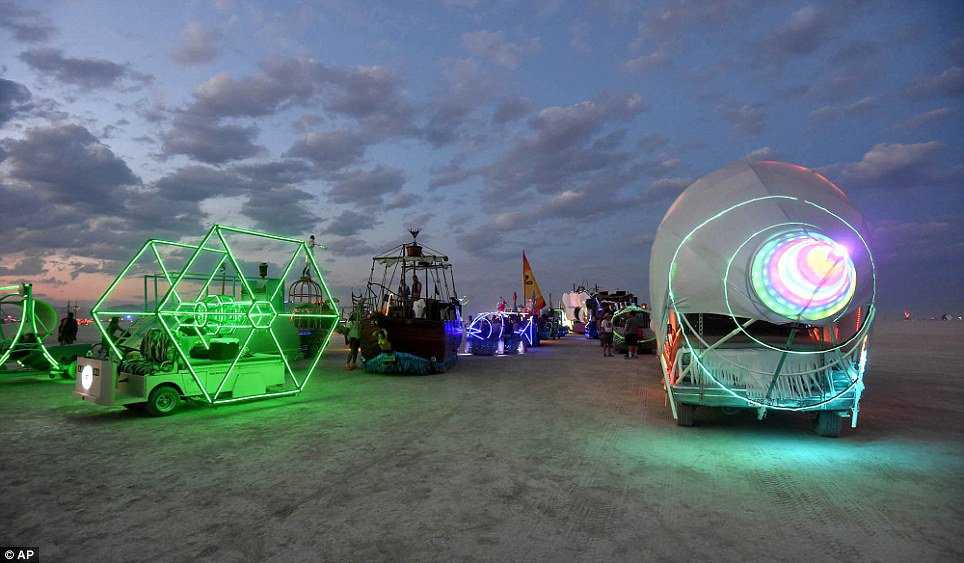 O incrível festival Burning Man article-0-20D5783C00000578-816_964x563