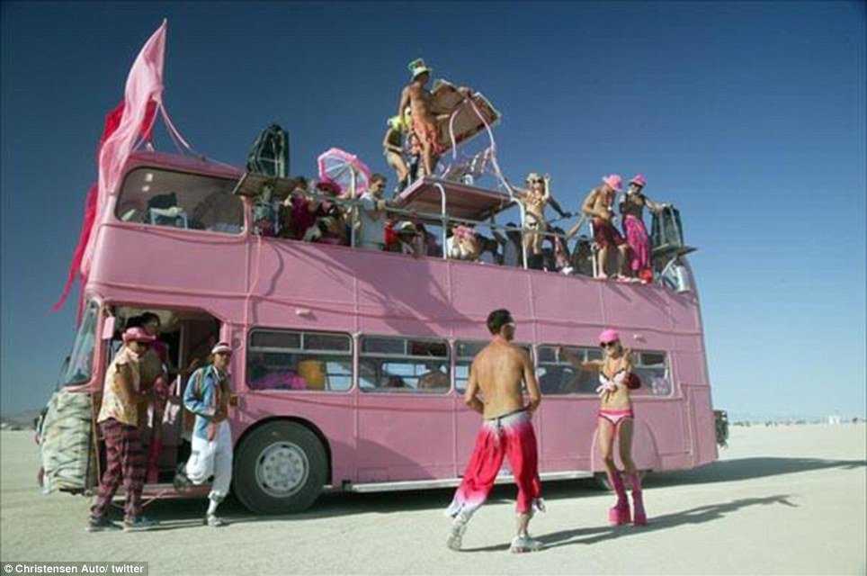 O incrível festival Burning Man article-2735908-20D843A400000578-593_964x640