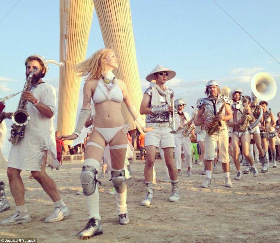 O incrível festival Burning Man article-2735908-20D9168400000578-380_964x838