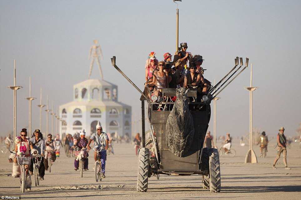 O incrível festival Burning Man article-2736228-20D2A7A500000578-854_964x641