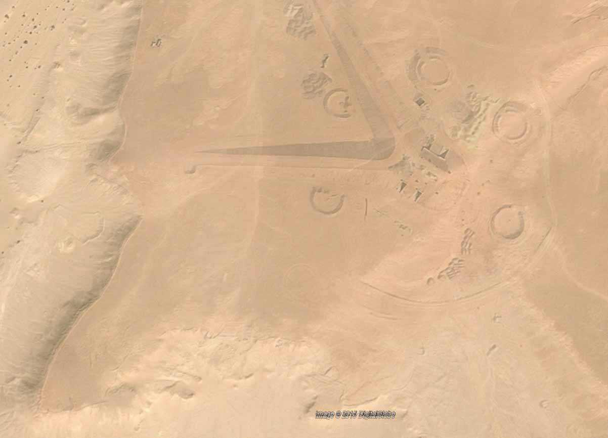Bases alienígenas? Estruturas misteriosas do deserto compara2