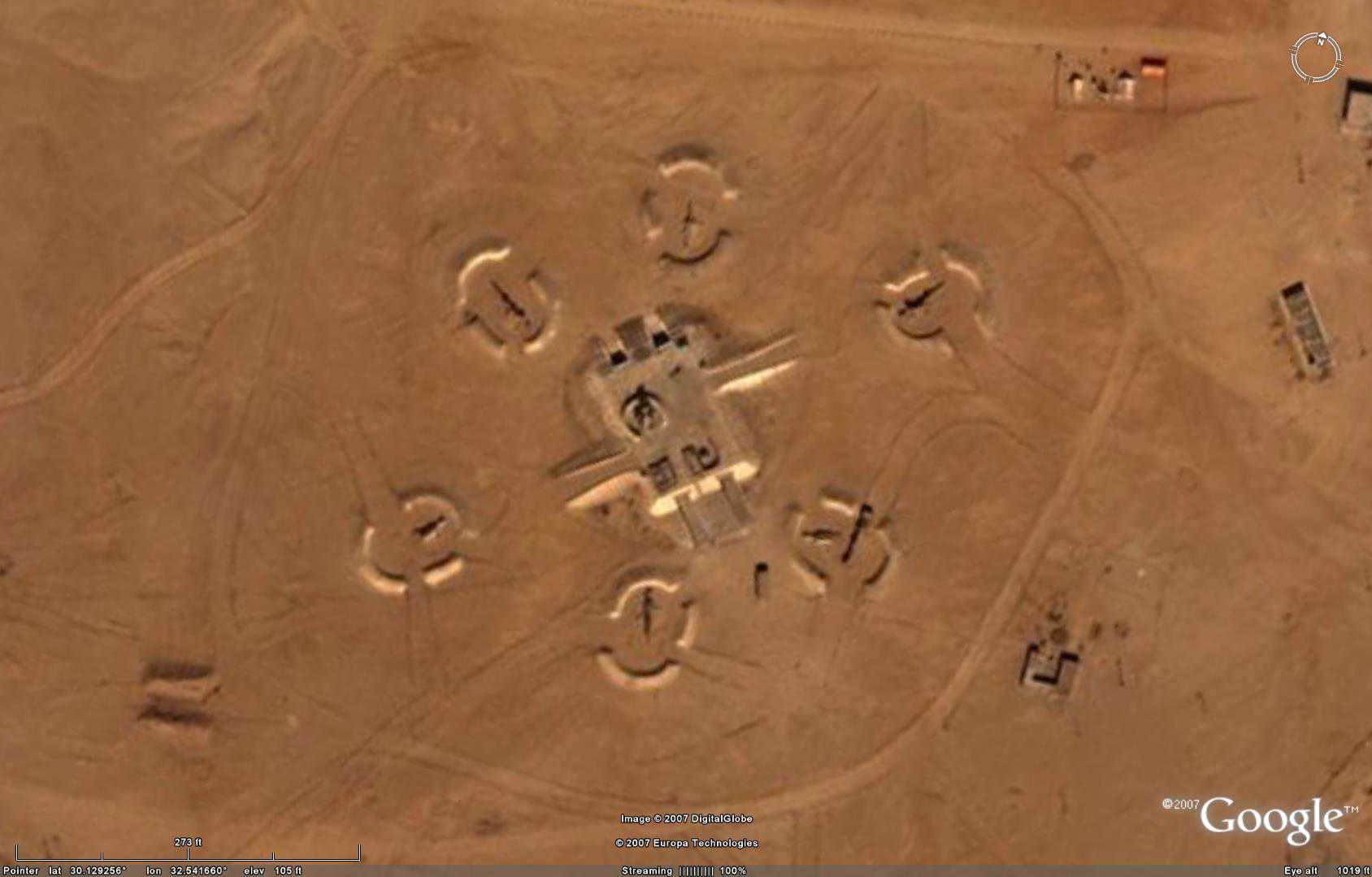 Bases alienígenas? Estruturas misteriosas do deserto egyptcompressed