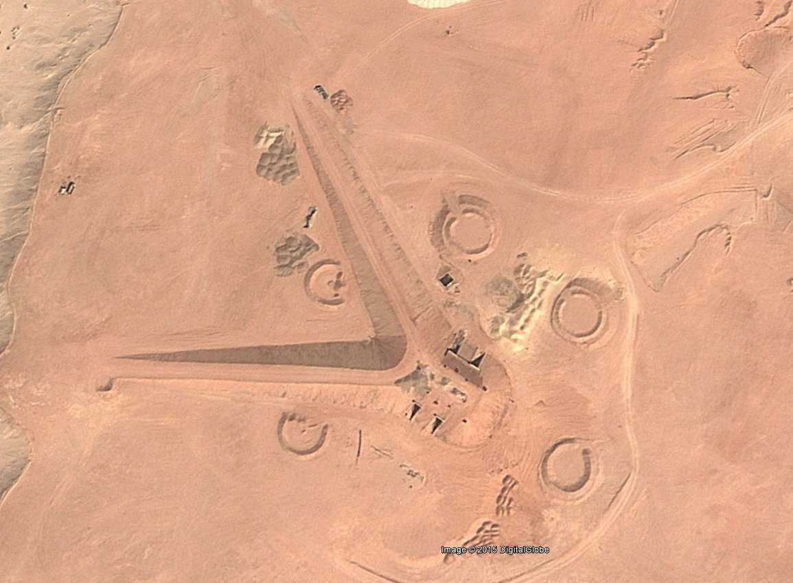 Bases alienígenas? Estruturas misteriosas do deserto escavando2011