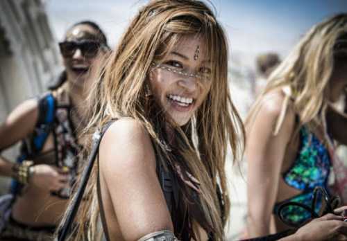 O incrível festival Burning Man girls-burning-man-9