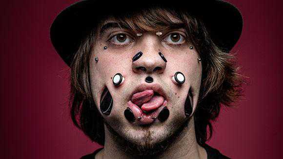Conheça Joel Miggler, o recordista de... Pessoa com mais buracos na cara joel-miggler-flesh-tunnels