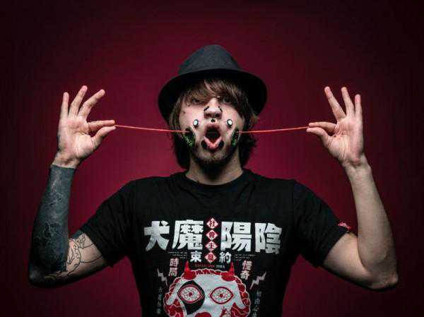 Conheça Joel Miggler, o recordista de... Pessoa com mais buracos na cara joel-miggler-flesh-tunnels5-600x449
