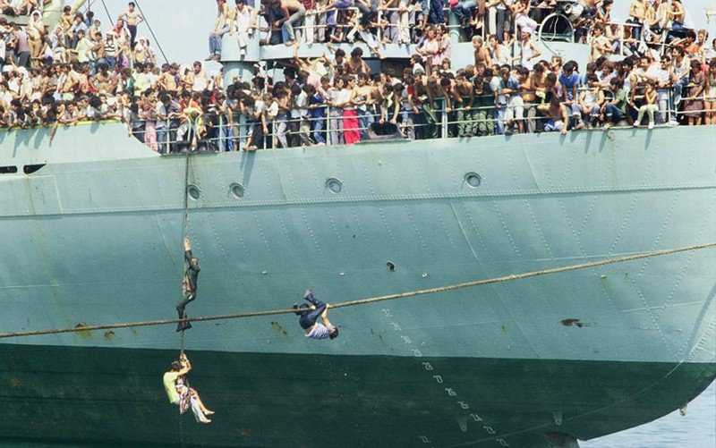 Os refugiados do Vlora la-nave-dolce-la-nave-vlora-nei-pressi-di-durazzo-in-una-scena-del-documentario-di-vicari-248320