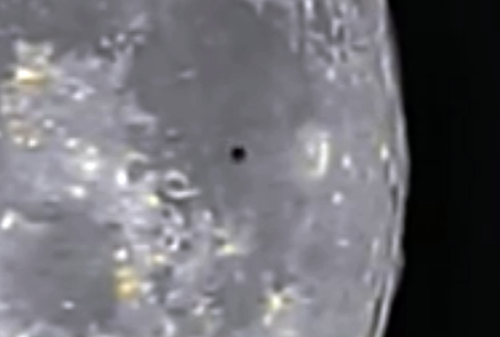 A misteriosa luz na lua Black-UFO-Seen-Crossing-Moon-On-Sept-7-2015-Video