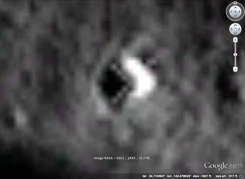A misteriosa luz na lua Massive-UFO-Fleet-is-hiding-behind-the-Moon-claims-Government-whistleblower3