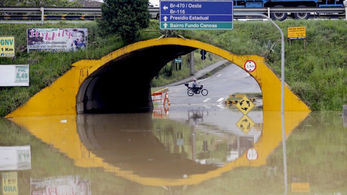Pernilongo: O maior desafio do mundo Chuvas, inundações, enchentes, dengue. Entra ano sai ano. Só piora.