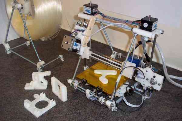 Habemus Impressora 3d! A típica impressora montada de kit. Nem todas são assim, algumas são bem profissionais mesmo!