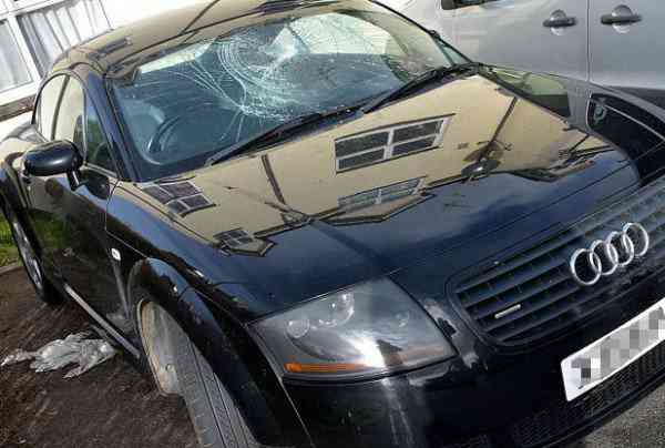 O mendigo malandro que volta pra casa em carro de luxo que vale 230.000 reais Audi-beggar3-600x404