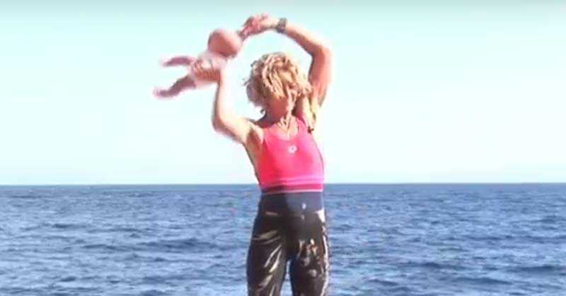 Malabares? Veja a bizarra pratica de jogar o recém nascido para cima baby-yoga