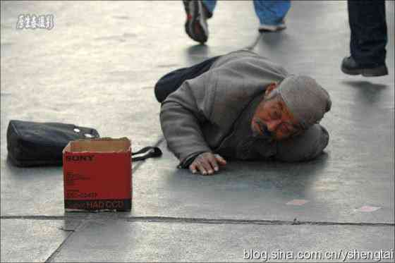 O mendigo malandro que volta pra casa em carro de luxo que vale 230.000 reais china-fake-crippled-beggar-03