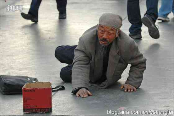 O mendigo malandro que volta pra casa em carro de luxo que vale 230.000 reais china-fake-crippled-beggar-04